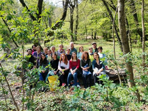 Vorschau Bild von Den Häusern zum Leben war die psychische Gesundheit
Ihrer KundInnen stets wichtig, daher gibt es die Angebote des
psychologischen Dienstes. Ausgehend vom biopsychosozialen Modell
berät und begleitet dieser BewohnerInnen mit entsprechendem Bedarf.
Auch MitarbeiterInnen, die ihre psychosoziale Kompetenz vertiefen
wollen, steht diese Abteilung beratend zur Seite. Maria
Seidenschwann (1.Reihe, 2. von rechts), die gemeinsam mit Regina
Rajecky die Abteilung leitet, meint: „Wichtig ist uns die
Entstigmatisierung von psychischen Belastungen und Erkrankungen.“