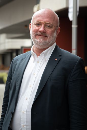 Vorschau Bild von „Die Arbeit bei der Pflege und Betreuung kann zu
psychischen Belastungen führen“, meint der Bereichsleiter für Pflege
und Interdisziplinäre Betreuung der Häuser zum Leben, Heinz Stieb,
über die Angebote für die 5.000 MitarbeiterInnen der 30 Häuser zum
Leben und 150 PensionistInnenklubs für die Stadt Wien. Daher werden
den MitarbeiterInnen gemeinsame, gesundheitsfördernde Aktivitäten
sowie Fortbildungen, Coachings und Supervisionen angeboten – sowohl
im Team als auch einzeln.
