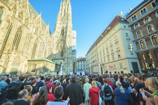 Vorschau Bild von Dr. Dominik Wlazny lud zum "Red' ma drüber"- Tourabschluss auf
den Wiener Stephansplatz