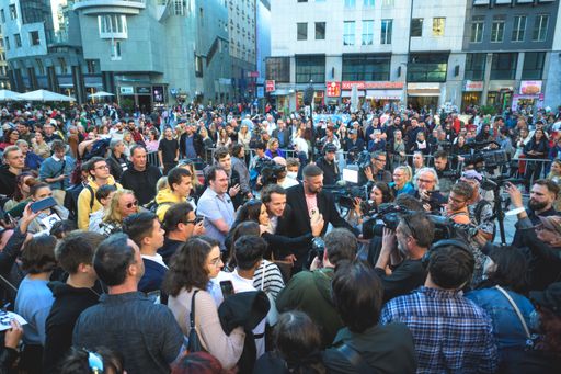 Vorschau Bild von Dr. Dominik Wlazny lud zum "Red' ma drüber"- Tourabschluss auf
den Wiener Stephansplatz