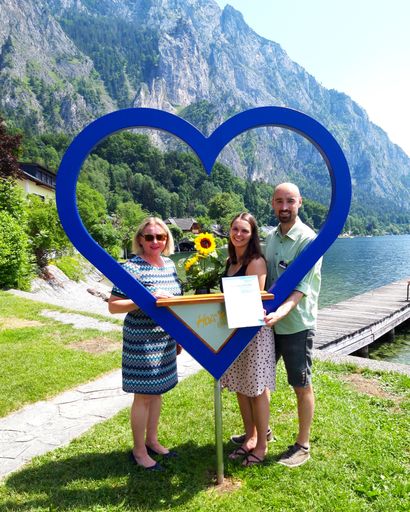 FairPlusService-Beraterin Anneliese Halbartschlager bei Übergabe
der Abschlussurkunde nach erfolgreichem Beratungsabschluss des
Gastronomie-Unternehmens "Hoisn Wirt" am Traunsee (OÖ).