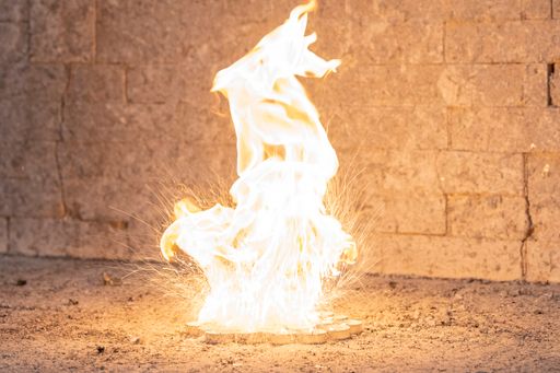 Vorschau Bild von Löschversuch eines Wachsbrandes mit Wasser