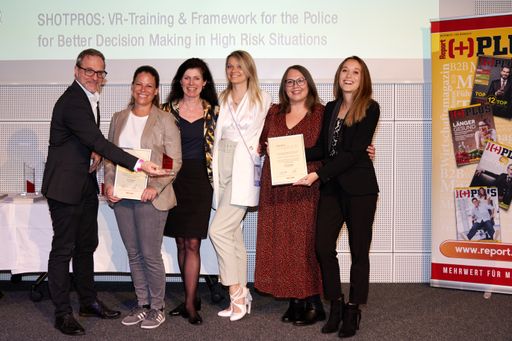eAward für SHOTPROS. Verknüpfung von technischen,
organisatorischen und sozialen Aspekten beim Training von
Polizei-Einsatzkräften: (v.l.): Helmut Schrom-Feiertag, Olivia
Zechner, Christine Wahlmüller-Schiller und Agnes Jodkowski (AIT),
Birgit Harthum und Valerie Schlagenhaufen (USECON).