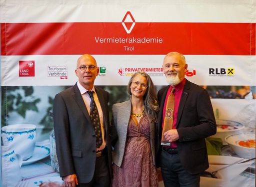Im Rahmen der Vermieterakademie Tirol wird Tirols
Vermieterinnen und Vermietern eine zentrale Anlaufstelle im Bereich
Weiter- und Fortbildung geboten. Die Bildungsinitiative zeichnet
sich durch Synergienbildung, praxisorientierten Zugang und stetiger
Qualitätssteigerung aus.