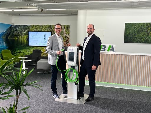  Geschäftsführung der KEBA Energy Automation mit der
500.000sten Wallbox. Links: Christoph Knogler, CEO KEBA Energy
Automation Rechts: Gerhard Weidinger, CTO KEBA Energy Automation