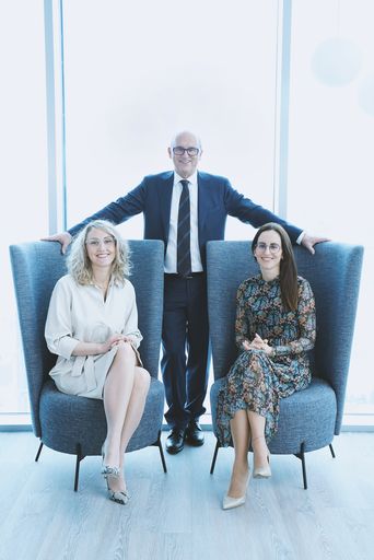 Vorschau Bild von Hans Georg Hagleitner lenkt das Familienunternehmen
in zweiter Generation; dicht an seiner Seite: Katharina und
Stefanie, die Töchter (von links) – beide wirken aktiv im Management
mit