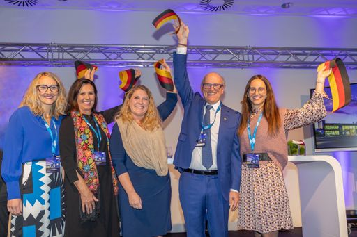 Vorschau Bild von Beim Eröffnungsakt von links: Katharina, Brigitte,
Hans Georg und Stefanie Hagleitner – gemeinsam mit Stephanie Wüst,
Dezernentin für Wirtschaft, Recht und Reformen der Stadt Frankfurt
am Main (Mitte)