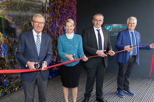  Pressekonferenz Molecular Devices in Puch Foto:
Franz Neumayr 12.10.2022 im Bild v.l. Landeshauptmann Wilfried
Haslauer, President Susan Murphy (Molecular Devices LLC), Martin
Auer (Gemeinderat), Josef Atzler (GF Molecular Devices Austria)