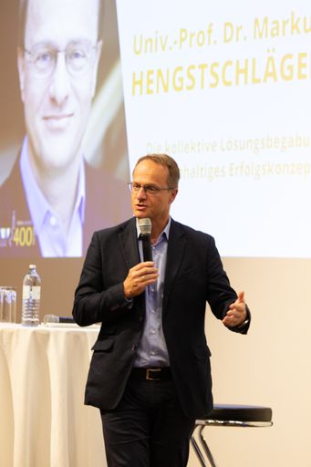 Der renommierte Wissenschaftler Markus Hengstschläger begeisterte
im vollen Saal des Raiffeisen Forums Wien mit Ausführungen zu den
Fragestellungen der Zukunft, Bildung und Klimawandel