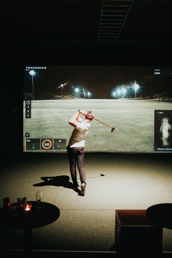 Vorschau Bild von Das in Skandinavien entwickelte Indoor- Golf
Gesamtkonzept lässt das Herz jedes Golfers höherschlagen. Komfort,
erstklassiger Service und Geselligkeit kombiniert mit Golf
Simulatoren des Weltmarktführers TrackMan, jenen Geräten mit denen
Profis trainieren, sorgen für witterungsunabhängigen Golf-Spaß.