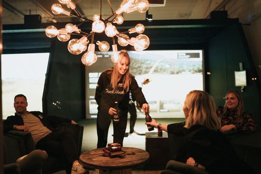 Vorschau Bild von Das in Skandinavien entwickelte Indoor- Golf
Gesamtkonzept lässt das Herz jedes Golfers höherschlagen. Komfort,
erstklassiger Service und Geselligkeit kombiniert mit Golf
Simulatoren des Weltmarktführers TrackMan, jenen Geräten mit denen
Profis trainieren, sorgen für witterungsunabhängigen Golf-Spaß.