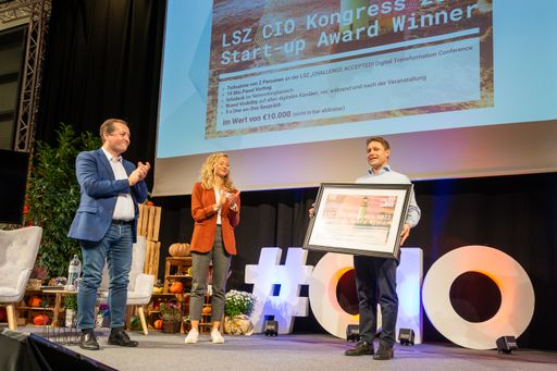 Vorschau Bild von Die Jury - Harald Trautsch von Dolphin
Technologies, Andreas Stadler von sDG und Lisa Höllbacher von nexyo
- mit Gewinner Andreas Rath von ONDEWO
