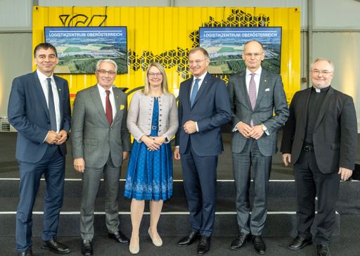 v.l.: DI Peter Umundum, Vorstandsdirektor für Paket & Logistik,
Österreichische Post AG, DI Dr. Georg Pölzl, Generaldirektor,
Österreichische Post AG, Jutta Enzinger, Bürgermeisterin der
Gemeinde Allhaming, Mag. Thomas Stelzer, Landeshauptmann des Landes
Oberösterreich, DI Walter Oblin, Generaldirektor-Stellvertreter,
Vorstand für Brief & Finanzen, Österreichische Post AG, Ehrenkan.
Univ.-Prof. DDr. Severin Lederhilger OPraem