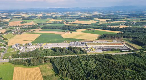Vorschau Bild von Auf einem 200.000 m² großen Grundstück in Allhaming,
Oberösterreich, befindet sich das größte Paket-Logistikzentrum des
Landes.