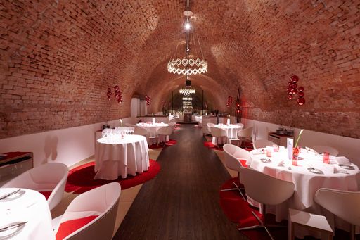 Vorschau Bild von Unter dem Unternehmensmotto „Exzellenz vereint“
luden Monica Rintersbacher, Geschäftsführerin der Leitbetriebe
Austria, und Michael Kriegler, Geschäftsführer von DOMI sense,
ausgewählte Geschäftspartner aus dem Wirtschaftssektor zum „Menü der
Sinne“ – von und bei Stargastronom Juan Amador in Döbling.