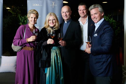 Vorschau Bild von Unter dem Unternehmensmotto „Exzellenz vereint“
luden Monica Rintersbacher, Geschäftsführerin der Leitbetriebe
Austria, und Michael Kriegler, Geschäftsführer von DOMI sense,
ausgewählte Geschäftspartner aus dem Wirtschaftssektor zum „Menü der
Sinne“ – von und bei Stargastronom Juan Amador in Döbling.