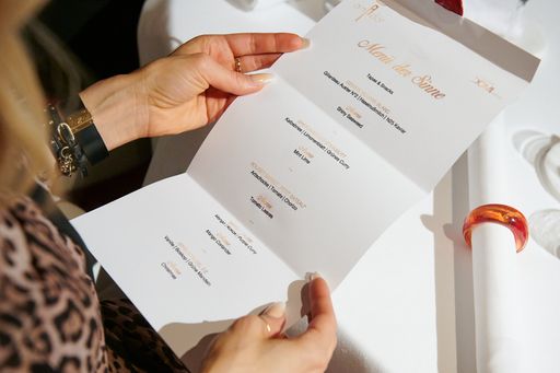 Vorschau Bild von Unter dem Unternehmensmotto „Exzellenz vereint“
luden Monica Rintersbacher, Geschäftsführerin der Leitbetriebe
Austria, und Michael Kriegler, Geschäftsführer von DOMI sense,
ausgewählte Geschäftspartner aus dem Wirtschaftssektor zum „Menü der
Sinne“ – von und bei Stargastronom Juan Amador in Döbling.