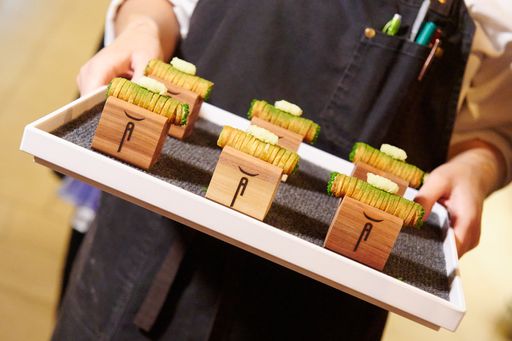 Vorschau Bild von Unter dem Unternehmensmotto „Exzellenz vereint“
luden Monica Rintersbacher, Geschäftsführerin der Leitbetriebe
Austria, und Michael Kriegler, Geschäftsführer von DOMI sense,
ausgewählte Geschäftspartner aus dem Wirtschaftssektor zum „Menü der
Sinne“ – von und bei Stargastronom Juan Amador in Döbling.