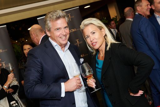 Vorschau Bild von Unter dem Unternehmensmotto „Exzellenz vereint“
luden Monica Rintersbacher, Geschäftsführerin der Leitbetriebe
Austria, und Michael Kriegler, Geschäftsführer von DOMI sense,
ausgewählte Geschäftspartner aus dem Wirtschaftssektor zum „Menü der
Sinne“ – von und bei Stargastronom Juan Amador in Döbling.