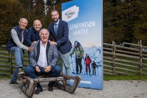  SalzburgerLand Tourismus; Präsentation der Winterkampagne 2022/23
"Generation Winter": (v.l.) Leo Bauernberger (SalzburgerLand
Tourismus), Toni Giger, Sport-Landesrat Stefan Schnöll, Bartl
Gensbichler (Salzburger Landesskiverband).
