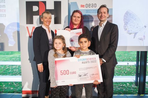 https://www.apa-fotoservice.at/galerie/30302 Im
Bild: Mag. Barbara Weitgruber, MA (BMBWF), Jakob Calice, PhD (OeAD)
und Vertreter/innen der Gewinnerklasse der GTVS Reichsapfelgasse