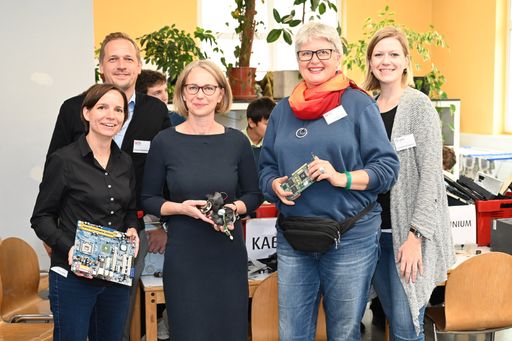  v.l.n.r. Petra Lehner, Stoffstrom-Expertin, UFH
Holding GmbH; Christian Frankenberg, Leitung Abfallwirtschaft &
Abfallrechtlicher Geschäftsführer, Demontage- und Recycling-Zentrum;
Michaela Schüchner, Bezirksvorstehung Penzing; Katharina Lenz,
Forschung & Entwicklung, DRZ Demontage- und Recycling-Zentrum;
Stephanie Zsifkovits, Marketing und Vertrieb, UFH Holding GmbH