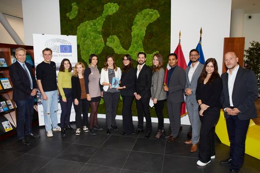 https://www.apa-fotoservice.at/galerie/30912 Anlässlich des
Europäischen Jahres der Jugend fand am 14. Oktober die Veranstaltung
"Das EUropa der Generation YZ - EU Talk YOUTH Edition" statt. In
diesem Rahmen wurde bei einem Europa Club das neue Buch der
Österreichischen Gesellschaft für Europapolitik, "Unter 30! Junge
Visionen für Europa", präsentiert und u.a. mit AutorInnen des Buches
diskutiert.