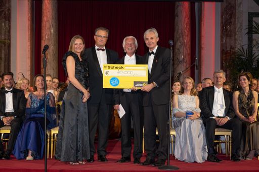 Vorschau Bild von Im letzten Jahr wurden EUR 70.000,- an Mary's Meals
Österreich gespendet (v.l.n.r. Projektbetreuerin Birgit Chochola,
Erwin Atzmüller (Raiffeisenbank Banden), Ballinitiator Reinhard
Einwaller (epmedia Werbeagentur) und Vereinsgründer und -obmann von
Mary’s Meals Österreich Christian Stelzer)