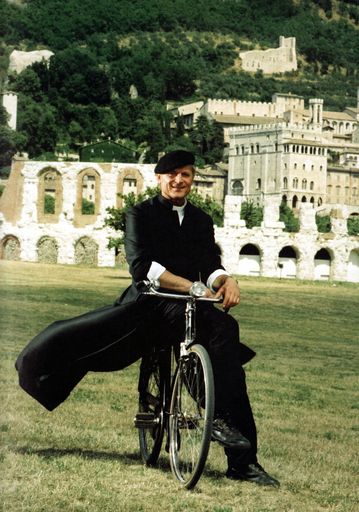 Per Rad auf Verbrecherjagd: Don Matteo (Terence Hill) vor der
malerischen Kulisse der Kleinstadt Gubbio, Umbrien. / Weiterer Text
über ots und www.presseportal.de/nr/55188 / Die Verwendung dieses
Bildes für redaktionelle Zwecke ist unter Beachtung aller
mitgeteilten Nutzungsbedingungen zulässig und dann auch honorarfrei.
Veröffentlichung ausschließlich mit Bildrechte-Hinweis.