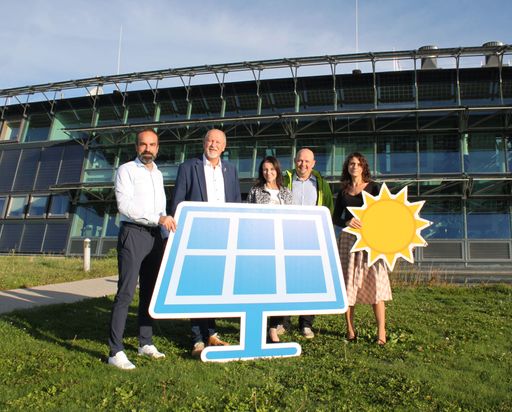 V.l.n.r: Markus Winter (Vorstand Windkraft
Simonsfeld AG), Horst Gangl (Bgm. Marktgemeinde Ernstbrunn),
Viktoria König (Marktgemeinde Ernstbrunn), Dieter Schreiber, Birgit
Eigelsreiter (beide Windkraft Simonsfeld AG)
