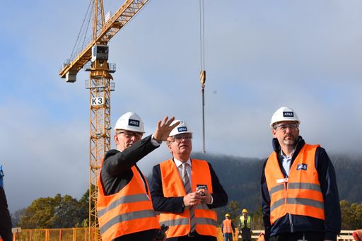 von links nach rechts: Andreas Gerstenmayer, CEO,
AT&S, Landeshauptmann Christopher Drexler und Peter Schneider, CSO,
AT&S, besichtigen das in Bau befindliche neue Hightech-Zentrum in
Leoben