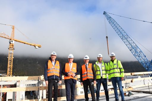Vorschau Bild von von links nach rechts: Peter Schneider, CSO, AT&S,
Landeshauptmann Christopher Drexler, Andreas Gerstenmayer, CEO,
AT&S, Thomas Mandl, Bauleiter, und Christopher Hermann,
Projektleiter, besichtigen das in Bau befindliche neue
AT&S-Hightech-Zentrum VOLT in Leoben
