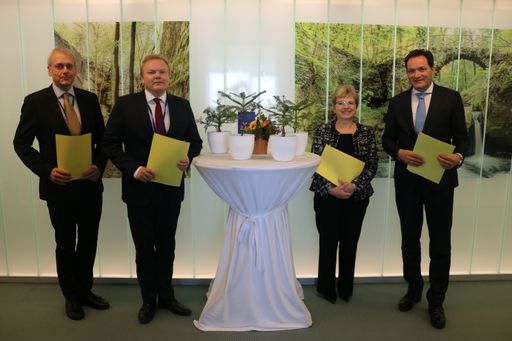 Am Rande des Agrar-Rats in Luxemburg haben die vier waldreichen
Mitgliedsstaaten Finnland, Schweden, Slowenien und Österreich eine
neue Allianz gestartet: Die "For Forest Group".
Landwirtschaftsminister Norbert Totschnig mit seiner slowenischen
Amtskollegin Irena Šinko, dem finnischen Minister Antti Kurvinen und
dem schwedischen Minister Torbjörn Haak.