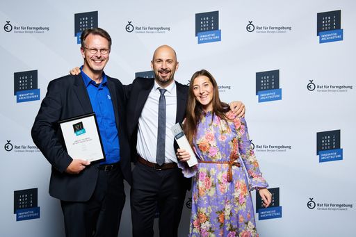 v.l.n.r.: Stefan Siemers, Director R&D; Christian
Beck, Chief Executive Officer (CEO); Michaela Beck, Marketing
Director; bei der Preisverleihung des Iconic Awards am 5. Oktober
2022 in der BMW Welt in München. Quelle: German Design Council;
Foto: Oliver Laux – www.eyelens-photo.com
