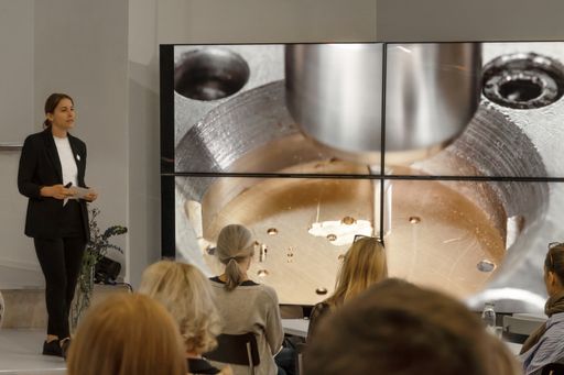 Nah dran: Fanni Melzer, Leiterin der NOMOS-Digitalabteilung,
präsentiert in neuen Filmsequenzen, wie Uhren bei NOMOS Glashütte
entstehen. Weit mehr als 100 Fachbesucherinnen und -besucher waren
zum 3. Forum NOMOS Glashütte gekommen und zeigten sich von neuen
Bildern wie neuen Uhren begeistert. / Weiterer Text über ots und
www.presseportal.de/nr/74432 / Die Verwendung dieses Bildes für
redaktionelle Zwecke ist unter Beachtung aller mitgeteilten
Nutzungsbedingungen zulässig und dann auch honorarfrei.
Veröffentlichung ausschließlich mit Bildrechte-Hinweis.