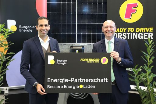  Stephan Sharma, Vorstandsvorsitzender der
Burgenland Energie und Oliver Sacher, Forstinger Geschäftsführer
starten Energie-Partnerschaft