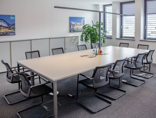 Vorschau Bild von Durch großzügige Fensterflächen gelangt viel
Tageslicht in die Büro- und Besprechungsräume und verleiht diesen
eine freundliche Atmosphäre.
