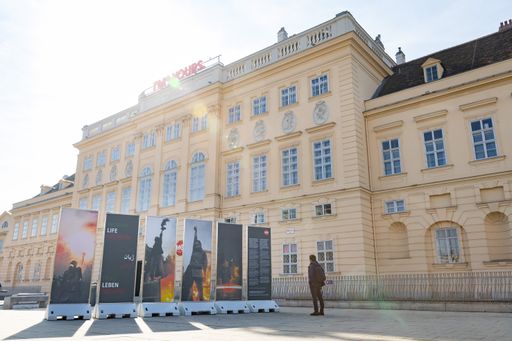  Aus Anlass der Frauenproteste im Iran präsentiert das
MuseumsQuartier Wien eine sechsteilige Fotoinstallation der
iranischen Künstlerin Hoda Afshar.