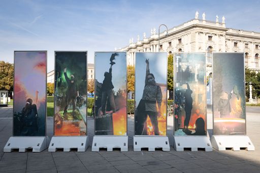 Vorschau Bild von Aus Anlass der Frauenproteste im Iran präsentiert das
MuseumsQuartier Wien eine sechsteilige Fotoinstallation der
iranischen Künstlerin Hoda Afshar.