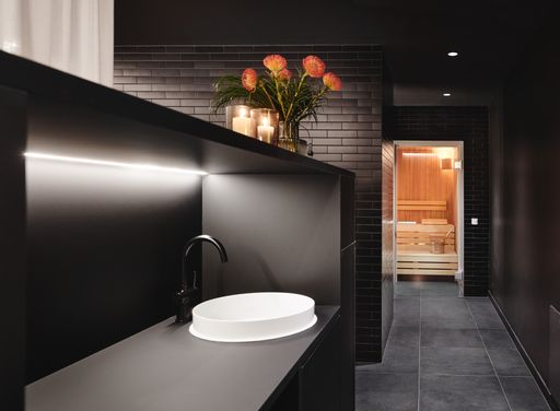  Der von KLAFS umgesetzte neue Wellness-Bereich im
Trendhotel Gilbert in Wien strahlt mit seinen dunklen Steinfliesen
Geborgenheit aus. Ein edler Platz zum Stille-Genießen,
Entschleunigung-Spüren und Wohlfühlen.