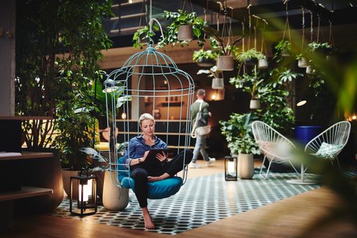 Vorschau Bild von Gemeinsam mit dem Tiroler Saunapionier KLAFS konnte
das Trendhotel Gilbert tolle neue Wohlfühlorte schaffen. Das
Highlight: das Luxusloft mit Sauna auf der Dachterrasse - die
gewaltige Aussicht von der wohltuenden Rooftop-Sauna im 1. Wiener
Bezirk über die Stadt inklusive.