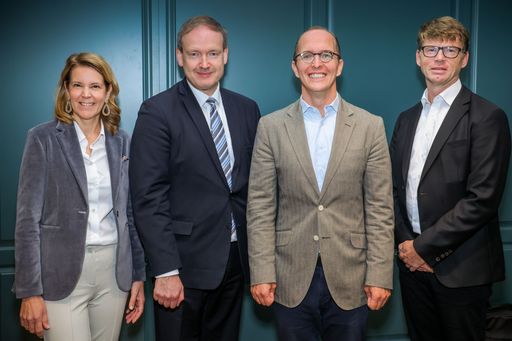Vorschau Bild von (v.l.n.r.): Karin Probst (Chief People Officer
McDonald’s Österreich), Christian Helmenstein (Geschäftsführer
Economica Institut), Nikolaus Piza (Managing Director McDonald’s
Österreich) & Oliver Heinzel (Chief Financial Officer McDonald’s
Österreich) im Rahmen der Präsentation der McDonald’s
Wertschöpfungsstudie.
