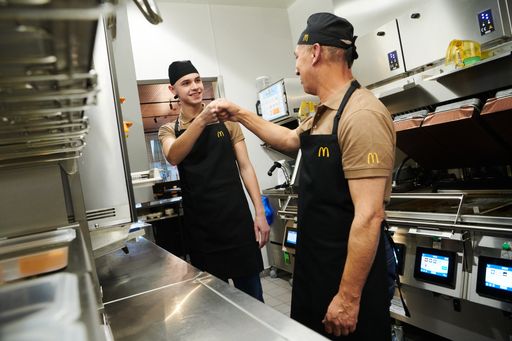 Vorschau Bild von Jobmotor „Mäcci“: Mit seinen 11.571
Beschäftigungsverhältnissen arbeiten bei McDonald’s österreichweit
mehr Menschen als in Zwettl leben.