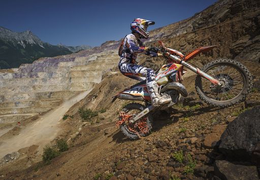 Vorschau Bild von Manuel Lettenbichler races during the Red Bull
Erzbergrodeo 2022 in Eisenerz, Austria on June 19, 2022