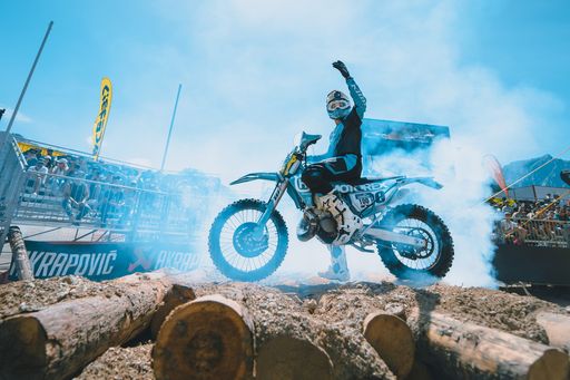 Vorschau Bild von Die Red Bull Erzbergrodeo Fahrervorstellung
begeistert tausende Fans in der Red Bull Erzbergrodeo Arena