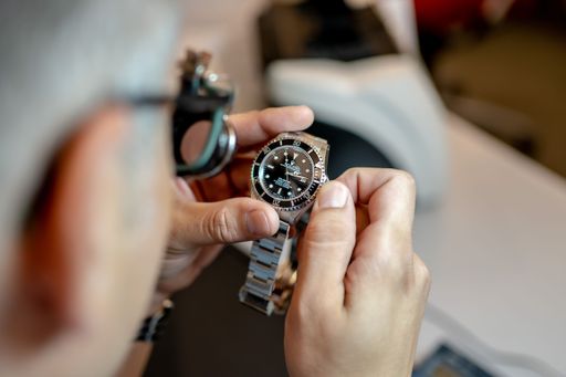 Vorschau Bild von Die Dorotheum Schätzmeister:innen können nun auch
über die App für Wertgegenstände rasch und unbürokratisch
kurzfristig notwendige Überbrückungsdarlehen auszahlen. In Wien
steht außerdem für die Abholung von Schmuck, Uhren, Goldmünzen und
technischen Geräten ein kostenloser Kurierdienst zur Verfügung.