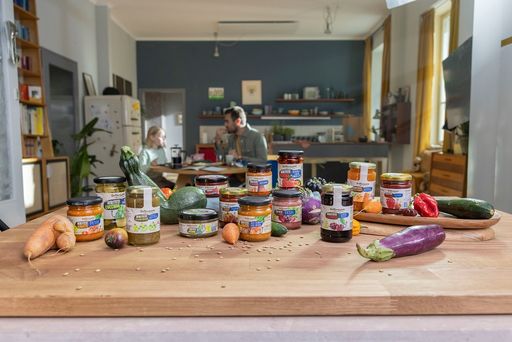 Vorschau Bild von HOFER rettet jetzt gemeinsam mit Unverschwendet wertvolle
Lebensmittel unter der Eigenmarke RETTENSWERT. Ab 21. Oktober stehen
hochwertige Aufstriche, Chutneys und vieles mehr in allen
österreichischen HOFER Filialen zum Kauf.