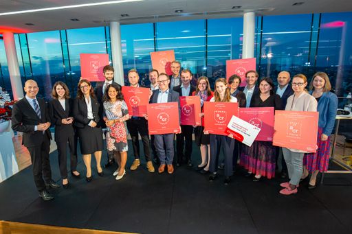  Ein Mal im Jahr zeichnet das Forschungsnetzwerk ACR - Austrian
Cooperative Research zusammen mit dem Bundesministerium für Arbeit
und Wirtschaft besonders innovative Projekte im Rahmen der ACR
Enquete aus. Am 19. Oktober wurden vor rund 130 Gästen aus
Wirtschaft, Forschung und Politik insgesamt fünf Preise vergeben:
Der ACR Woman Award powered by FFG, der ACR Start-up Preis powered
by aws und drei ACR Innovationspreise.