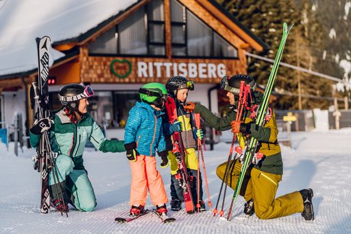 Vorschau Bild von Familie im Winter beim Skifahren auf dem Rittisberg