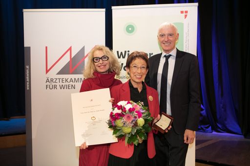 v.l.n.r.: Elisabeth J. Nöstlinger-Jochum
(Juryvorsitzende des Paul-Watzlawick-Ehrenrings), Ruth Wodak
(Preisträgerin Paul-Watzlawick-Ehrenring 2022), Hans-Peter
Petutschnig (Stv. Kammeramtsdirektor der Ärztekammer für Wien)